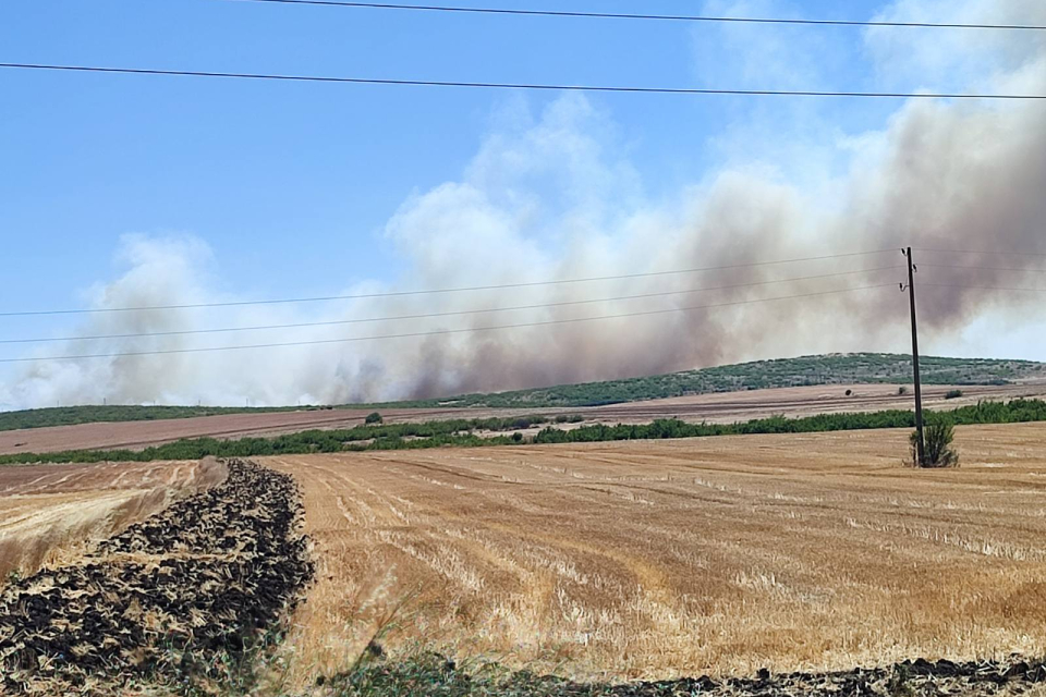 Продължава гасенето на огъня в местността Бакаджика.. В село Козарево, където вчера бе задейства системата BG-ALERT към момента е спокойно. На Бакаджик...