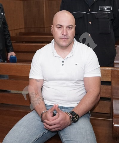 Стефан Стефанов, който държа като заложнички шест банкови служителки в банков клон в центъра на Сливен през 2011 г., излезе на свобода, съобщава „24 часа“.
Стефанов...