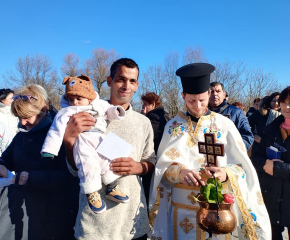 Баща на три деца улови кръста на Йордановден тази година в Болярово
