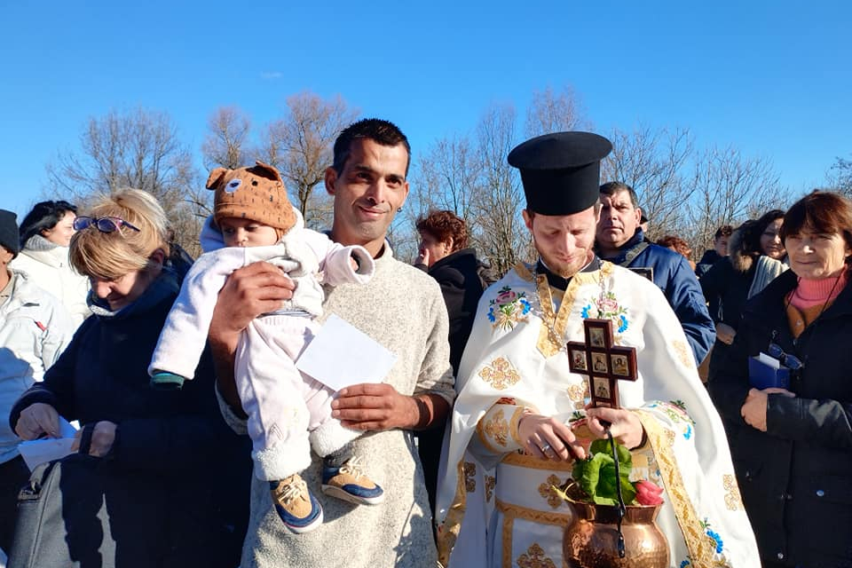 Баща на три деца улови кръста на Йордановден тази година в Болярово. 34-годишният Божидар Симеонов за първи път участва в подобен ритуал. „Казват, че който...