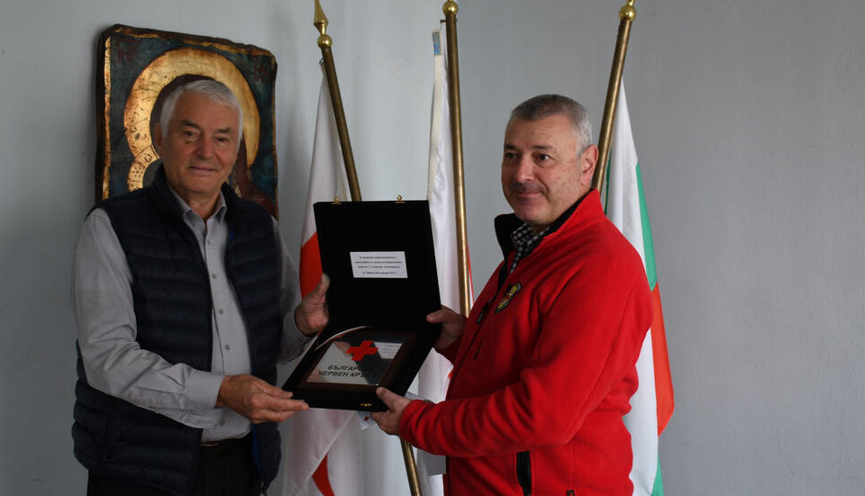 Българският Червен кръст (БЧК) награди планинските спасители и доброволците към БЧК, участвали в акцията по издирване на 12-годишния Александър от Перник....