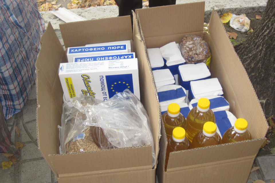 Българският Червен кръст - Сливен започна поетапно предоставяне по домовете на индивидуални хранителни пакети на 876 души от нови допълнителни групи лица...