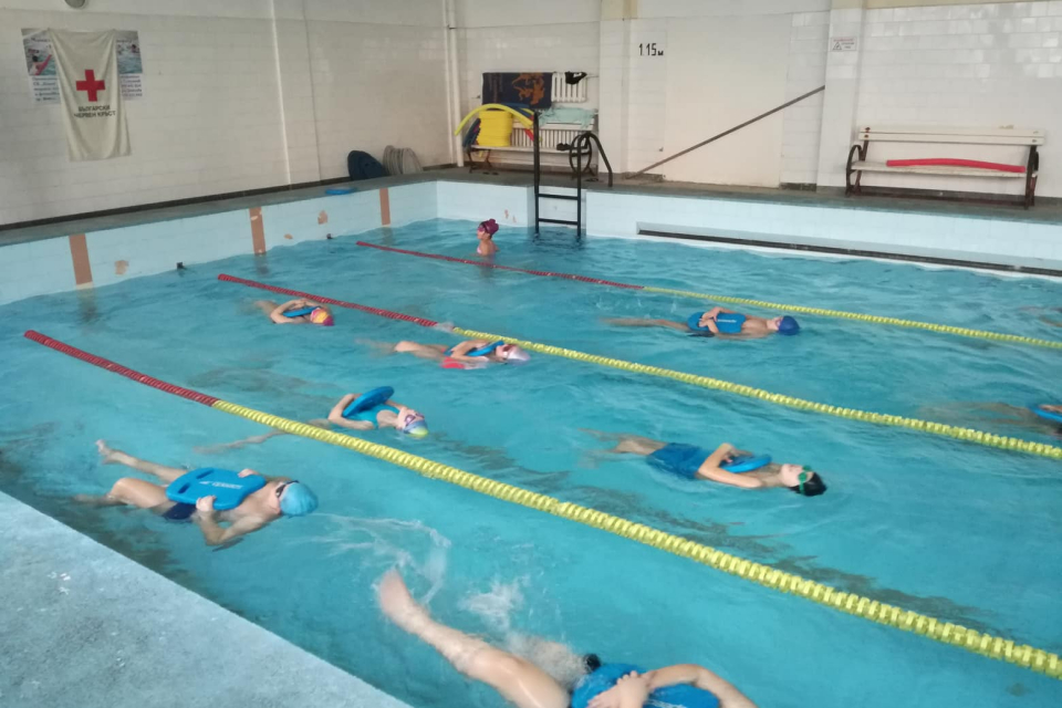 Ямболската червенокръстка организация продължава с подбора на деца на възраст 7 - 11 години, за обособяване на групи за обучение в Училище по плуване и...