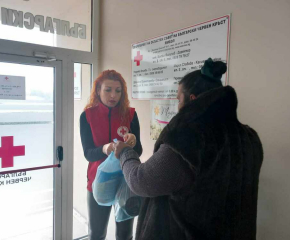 БЧК в Ямбол раздава хранителни пакети на бездомни хора през зимата за поредна година