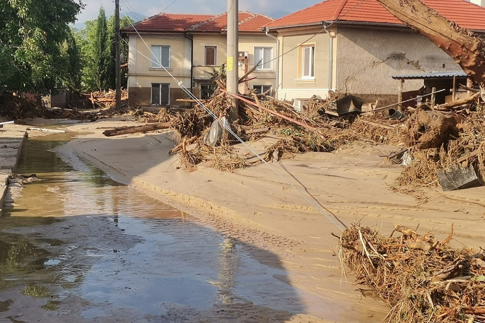 От днес Българският Червен кръст (БЧК) започва предоставянето на финансова помощ за най-пострадалите домакинства от наводненията в селата в община Карлово....