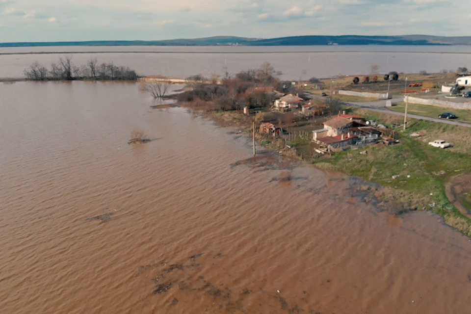 От три седмици село Димчево край Бургас е под вода заради скъсаната дига на река Факийска. Извънредното положение в селото ще бъде удължено с още 30 дни,...