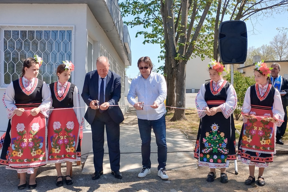 Под знака на 50-годишнината от обявяването на Болярово за град днес там бе открита новата общинска фитнес-зала. След тържествения водосвет, отслужен от...