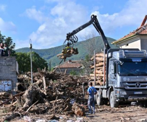 Безплатни дърва за пострадалите от наводнението в Карловско 