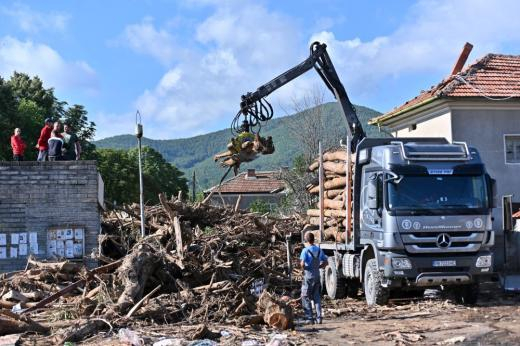 По минимум 50 куб. метра дърва за огрев на ден ще бъдат доставяни от днес в пострадалите от наводнението от 2 септември 2022 г. карловски села Богдан,...
