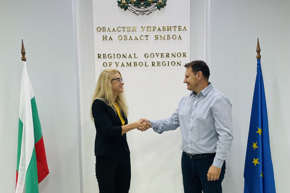 Биляна Кавалджиева, новият областен управител на Област Ямбол, встъпи официално в длъжност. Постът бе предаден от досегашния областен управител господин...