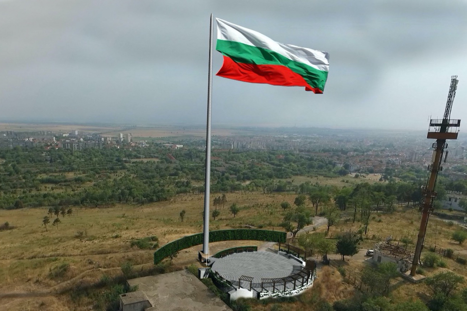 Близо 15 000 лева са събрани за пет дни в обявената от община Ямбол дарителска кампания за поставяне на 55-метров пилон с националния флаг на хълм „Боровец“...