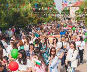 Близо 4000 души празнуваха заедно 24 май в Ямбол