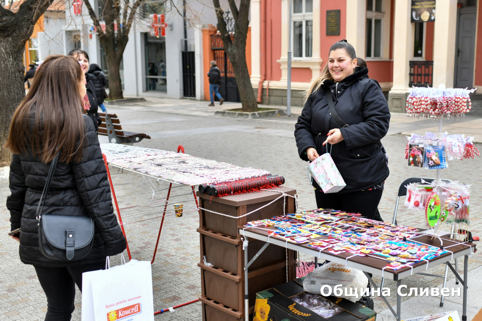 Първите търговски маси за мартеници вече заеха места по пешеходната зона в Сливен и напомнят, че пролетта наближава. Търговците предлагат разнообразие...