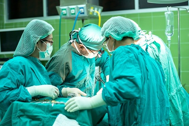 Най-голям дял – 40.2% (132-ма) от практикуващите лекари в област Ямбол са във възрастовата група 55 – 64 години. 24.4 на сто (80) от лекарите са на възраст...