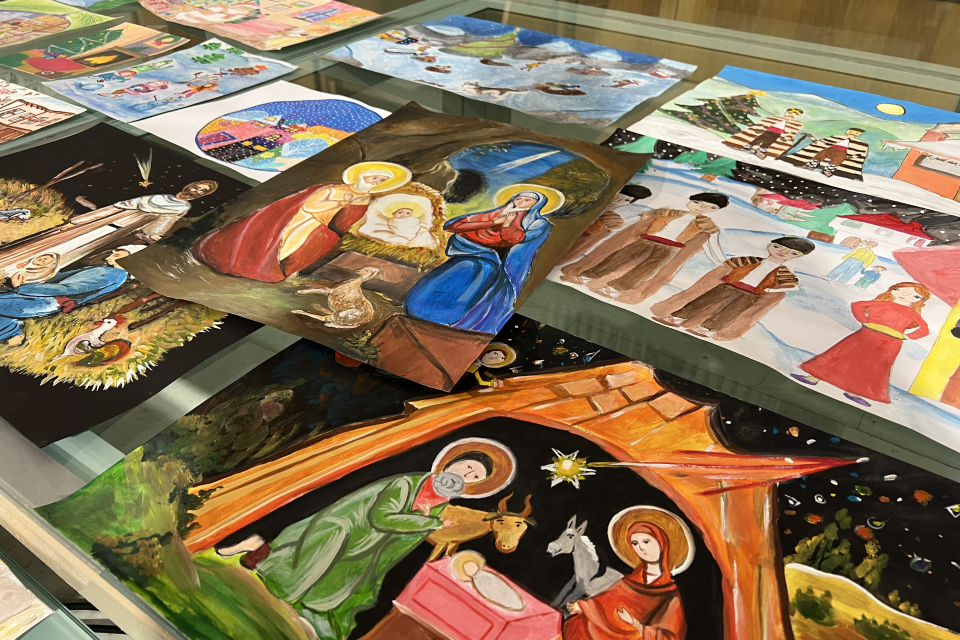С всяка изминала година все повече детски рисунки постъпват в конкурса „Коледа“, който е част от благотворителната кампания на Община Ямбол „Подай ръка...