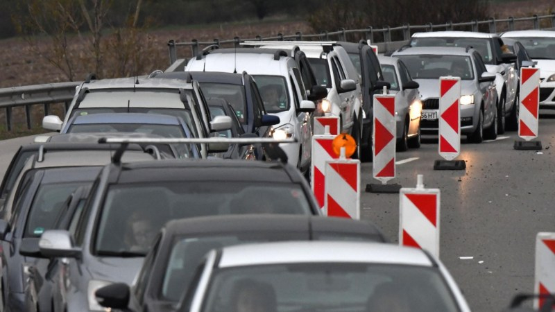 Засилен трафик се очаква днес и утре в страната заради предстоящите почивни дни. Близо 1 милион българи се очаква да тръгнат на път за празниците по данни...