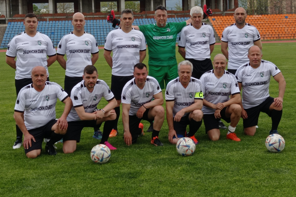 Днешният благотворителен футболен мач между отборите на Общински съвет-Сливен и „Напоителни системи“, клон „Средна Тунджа“, събра близо пет хиляди лв....