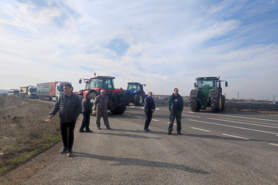 Заради протеста на земеделските производители без достъп до автомагистрала Тракия остава Ямболска област трети ден. Блокирано е движението и към котленския...