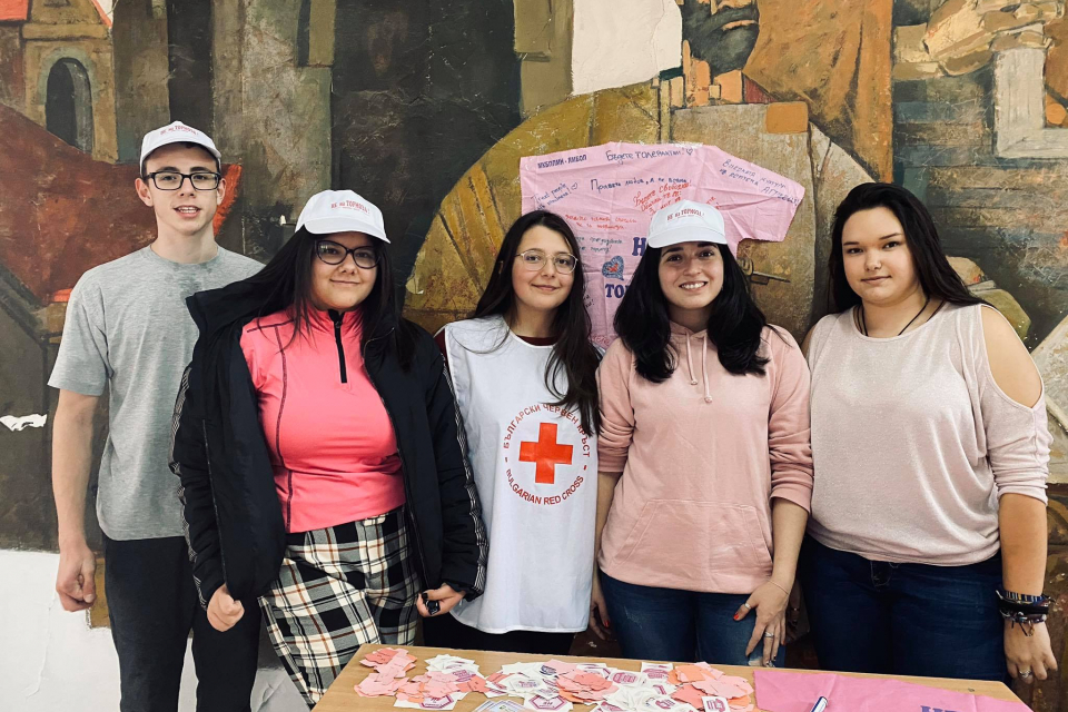 Доброволците от БМЧК – Ямбол отбелязаха Световния ден за борба с тормоза в училище, наречен „Ден на розовата фланелка“. На този ден участниците носят розово,...