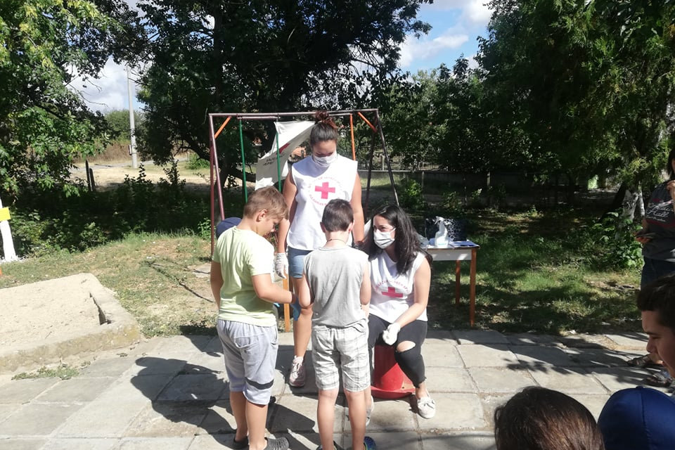  Доброволци от БМЧК - Ямбол проведоха занимание „Помогни си сам!“ с деца от село Джинот, при спазване на всички въведени противоепидемични мерки. Целта...