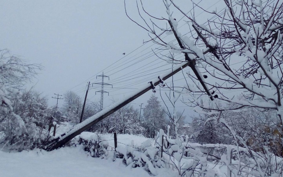 Четири села в Ловешко вече трето денонощие са без ток, а екипите на електроразпределителното дружество продължават да отстраняват авариите.В община Ловеч,...