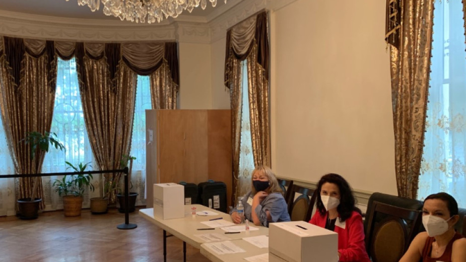 Започна гласуването в четирите избирателни секции на територията на Руската федерация. Още информация – от кореспондента ни в Москва Ангел Григоров.
Две...