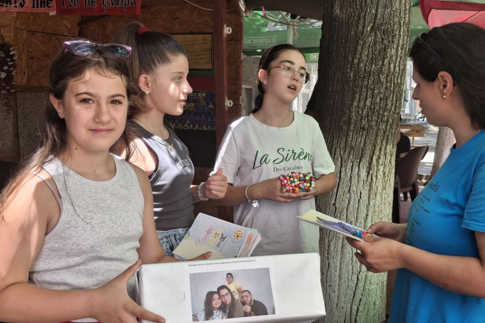 Пламена, Никол, Нелина, Ивайла и техните приятелки замениха детскитеигри с нещо много по-ценно – искрена любов и подкрепа за своятасъгражданка Стела, която...