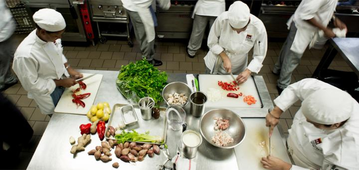Община Болярово и местни фирми изразиха готовност да наемат ученици като готвачи през следващата година. Тази професия се оказва все по-търсена през последните...
