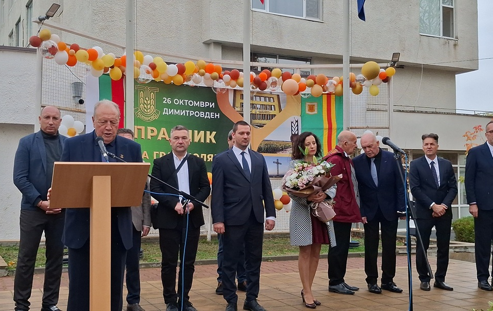 Празникът в Болярово по традиция започна от храма „Св. Димитър“, носещимето на покровителя на града – св. Димитър Солунски. Оттам тръгна итържественото...