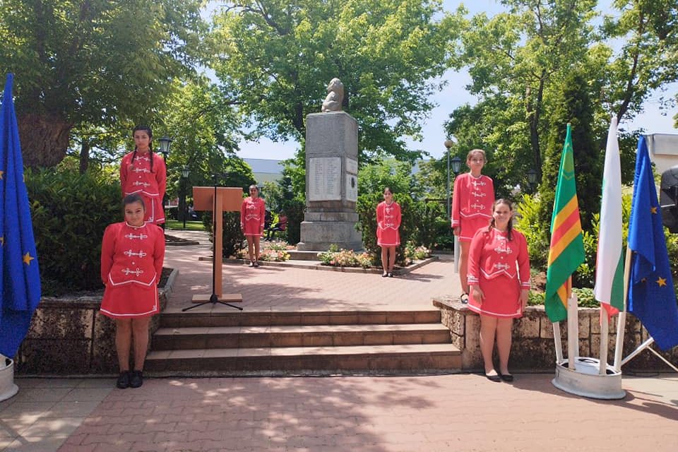 С общоградско поклонение от 12.00 часа на 2 юни пред Паметника на загиналите от войните боляровци в централната част на град Болярово ще бъде отбелязан...