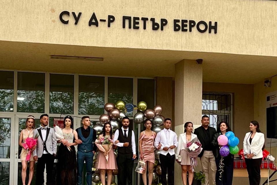 В обръщението си към зрелостниците директорът на гимназията ДораКарагьозова им пожела да се издигнат до нивото на най-благородните иистински успелите хора...