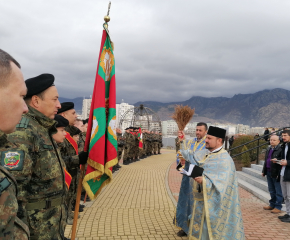 Бойното знаме на военно формирование 22 220 бе осветено пред новия храм „Света Петка“ в Сливен