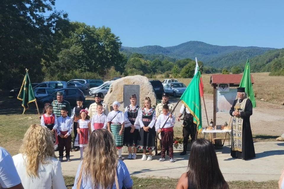 В село Божевци беше отслужена Заупокойна молитва в памет на героите от четата на Хаджи Димитър и Стефан Караджа, загинали на това място преди 156 години....