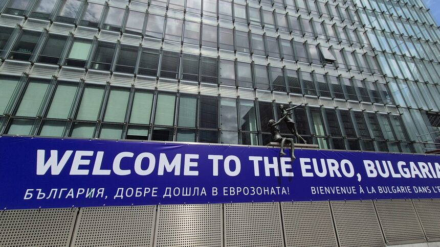 България, добре дошла в еврозоната!, гласи надписът на близо 30-метров транспарант, поставен на сградата "Шарльоман" на Европейската комисия в Брюксел...