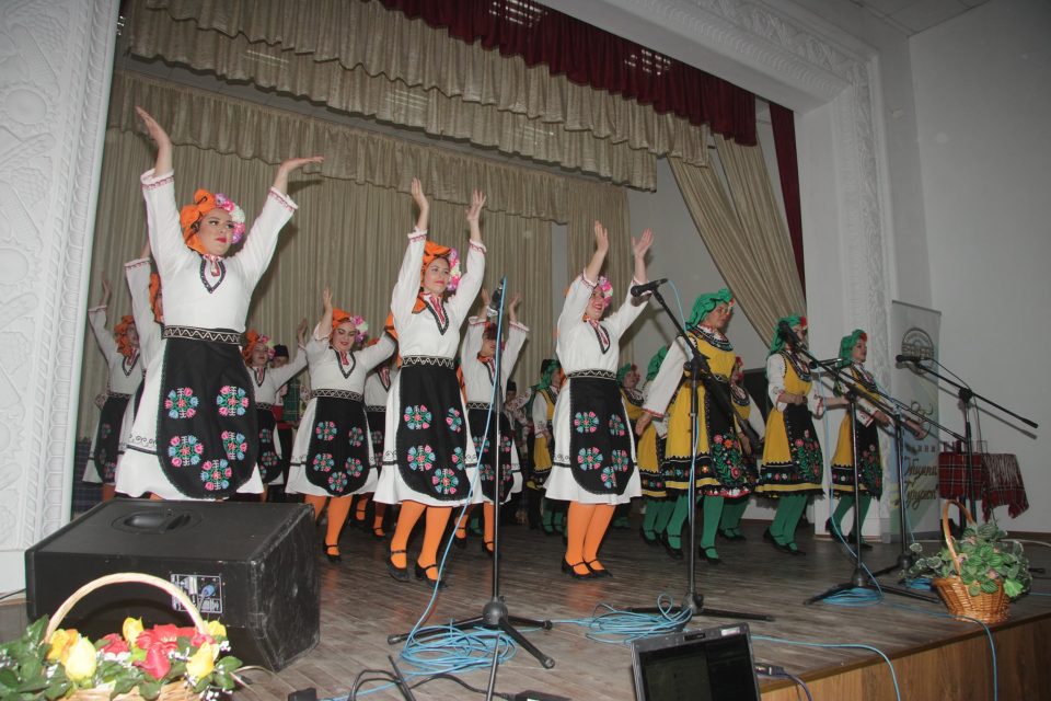 Над 300 изпълнители на български фолклор събра днешният фестивал „От Цветница до Гергьовден“ в ямболското село Генерал Инзово. В него участваха 24 певчески...