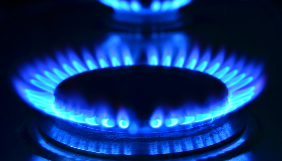 Природният газ да поевтинее с 12% през следващия месец - това е предложила „Булгаргаз” на Комисията за енергийно и водно регулиране. От внесеното в регулатора...