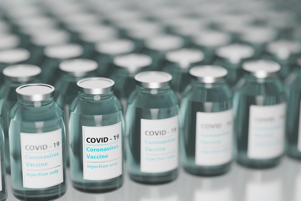 България е на последно място сред страните в Европейския съюз по извършени имунизации срещу COVID-19. Това показват актуалните данни към 14 януари, коментират...