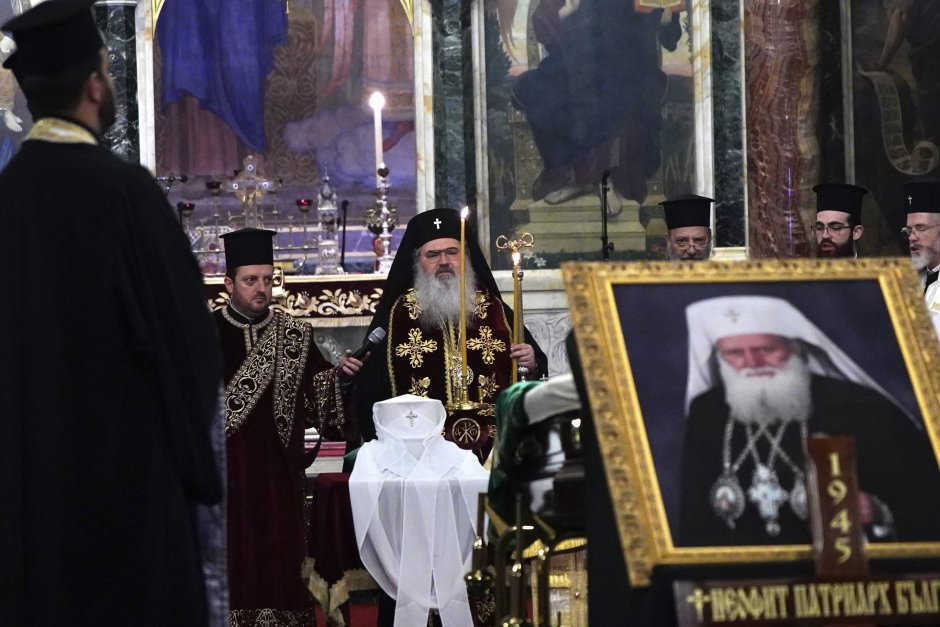 България се сбогува с патриарх Неофит. Негово Светейшество почина в сряда, на 78-годишна възраст, след продължително боледуване.
От 9.30 ч. в патриаршеската...