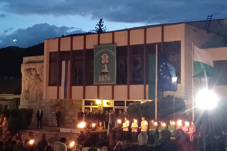 България отбелязва 148 години от Априлското въстание. Днес събитията от паметните дни ще бъдат припомнени с възстановки в Копривщица и Клисура.
Градовете,...