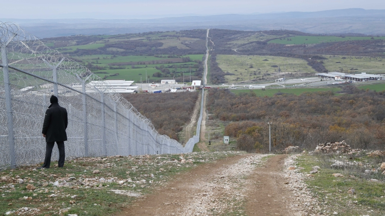 Министерството на отбраната увеличава помощта, която Българската армия оказва на МВР по охрана на държавната граница във връзка с увеличения миграционен...