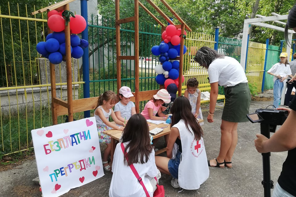 Доброволци от Българския младежки Червен кръст – Ямбол организираха открит урок по първа помощ по програма „Хелфи“ и забавни ателиета за деца. Инициативата...