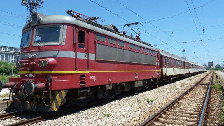 Бързият влак по линията Бургас - София блъсна човек. Инцидентът е станал малко преди 06:00 часа тази сутрин.
77-годишен мъж вървял по жп релсите между...