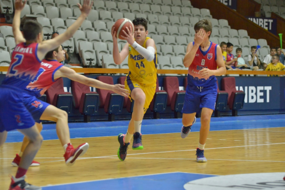 Черно море Тича спря победния път на домакина Тунджа във финалния турнир на Държавното първенство по баскетбол за момчета до 15-годишна възраст, който...