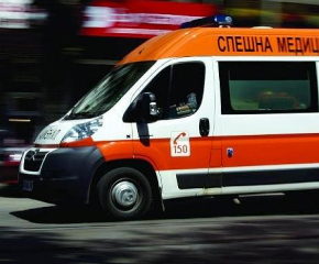 Четирима души пострадаха при ПТП на оживено кръстовище в Сливен