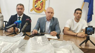 Окръжна прокуратура-Сливен привлече към наказателна отговорност четири лица, обвинени в държане с цел разпространение на марихуана на обща стойност 7 600...