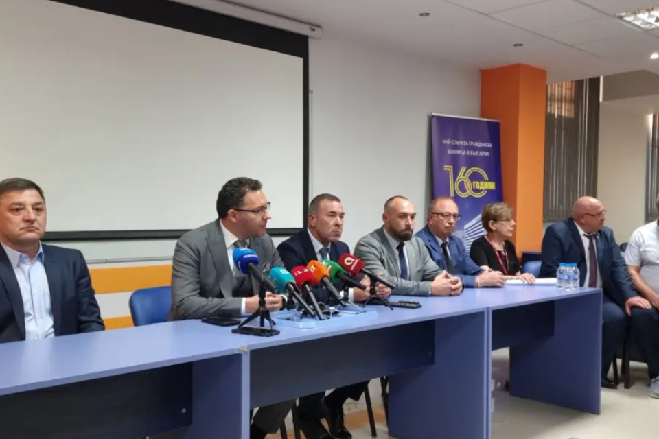 Четирима души са задържани за побоя над директора на полицията в Русе старши комисар Николай Кожухаров. Това съобщиха на брифинг в Русе. В него участваха...