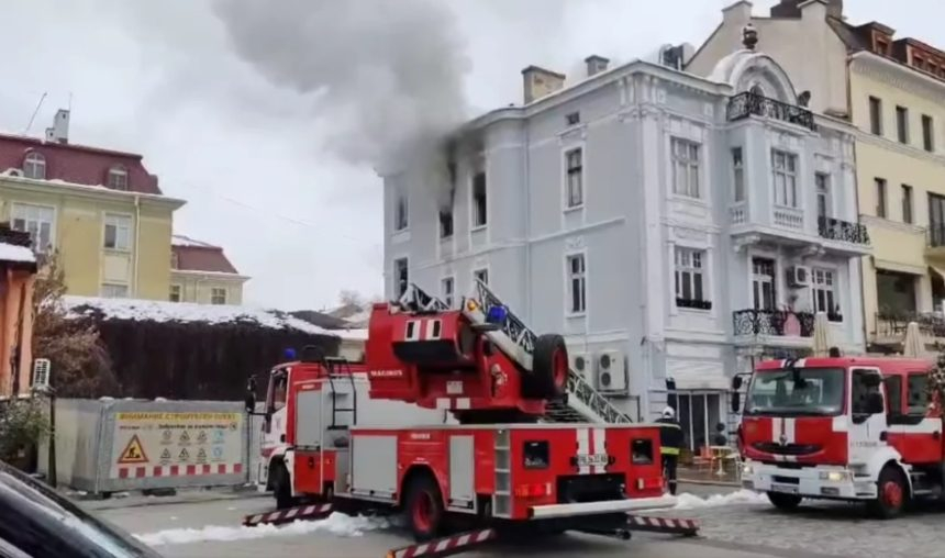 Човек загина при пожар в една от емблематичните къщи в Пловдив, намираща се на метри от общината. По данни на пожарната огънят е тръгнал от апартамент....