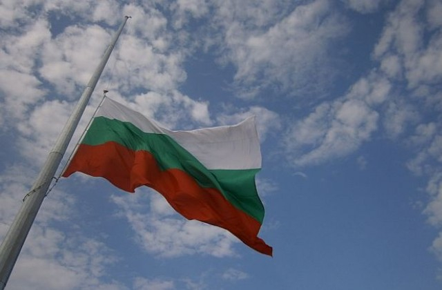 Министърът на образованието проф. Сашо Пенов напомни в писмо на директорите на училищата да купят нови знамена за училищата си, ако тези, с които разполагат...