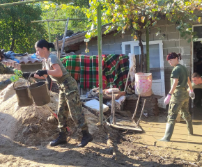 Дариха близо 290 000 лв. след бедствието в Карловско, дезинфекцират дворове и улици