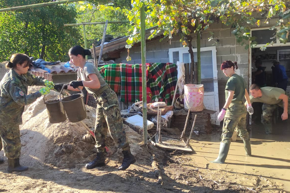 Десет дни след наводнението в Карловско, водата в цялата община остава негодна за пиене и готвене, а употребата ѝ е позволена само за битови нужди. Електрозахранването...